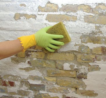 Laga fuktskadad vägg: Tvätta hela väggen med målarsoda Laga fuktskadad vägg: Tvätta hela väggen med målarsoda